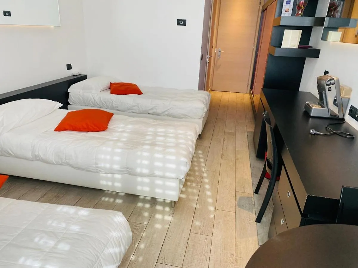 Blue Shades Hotel بيزا
