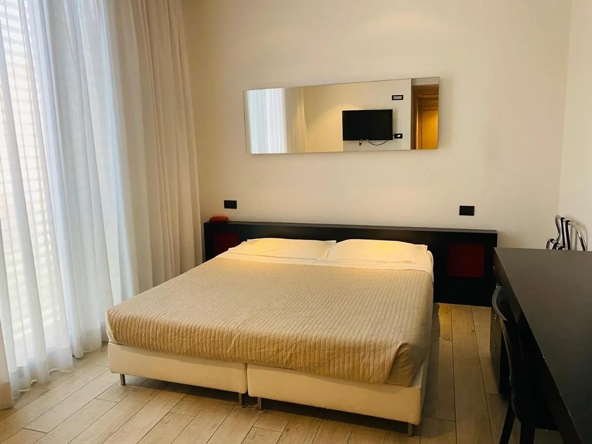 Blue Shades Hotel بيزا